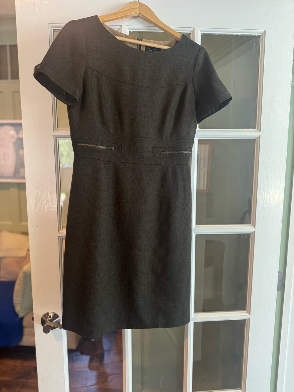 Like new Tahari Arthur Levine women’s Short-Sleeve suiting dress - size 8